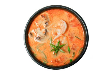 Tay çorba Tom Yam Kung veya Tom Yum mantar ve karides. Beyaz arka plan üzerinde izole. Menü.