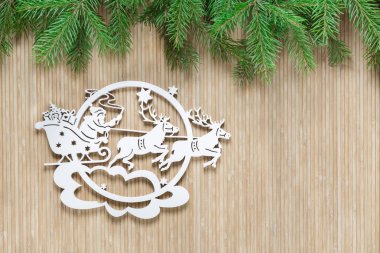 Ahşap arka planda Noel süslemeleri