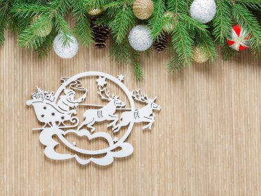 Ahşap arka planda Noel süslemeleri