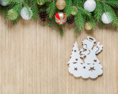 Ahşap arka planda Noel süslemeleri