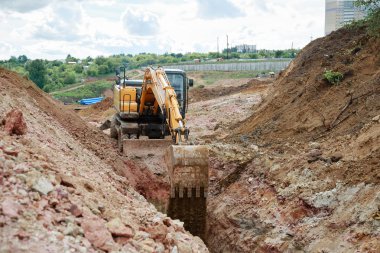 Boru hattı için bir siper kazma tarak. Kazı