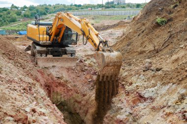 Boru hattı için bir siper kazma tarak. Kazı