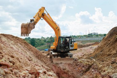 Boru hattı için bir siper kazma tarak. Kazı