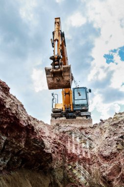 Boru hattı için bir siper kazma tarak. Kazı