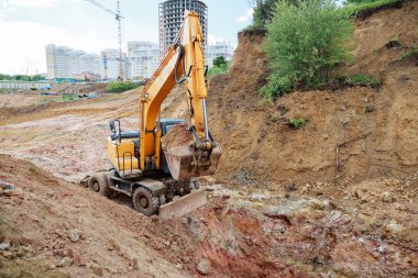 Boru hattı için bir siper kazma tarak. Kazı
