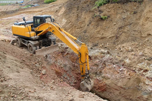 Bagger Heben Einen Graben Für Die Pipeline Aus Ausgrabungen — Stockfoto