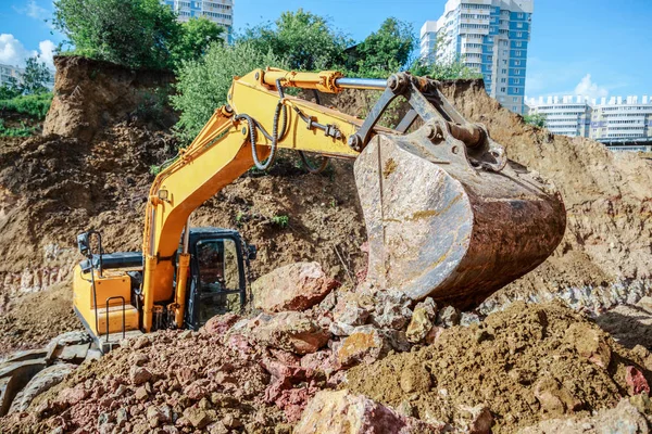 Bir inşaat sahasında Ekskavatör çalışma. Kova portre.