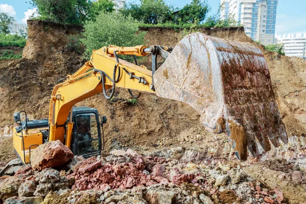 挖掘机在建筑工地工作 铲斗特写镜头 — 图库照片