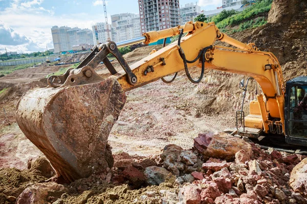 挖掘机在建筑工地工作 铲斗特写镜头 — 图库照片