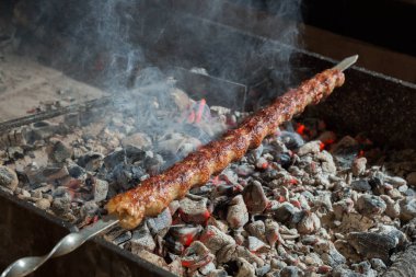İştah açıcı lula Kebap metal şiş ızgara. Et pişirme.