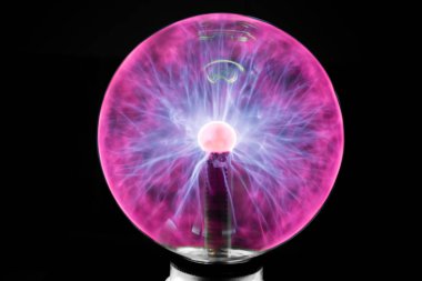 Sihirli lamba siyah arka plan üzerine. Enerji topu içinde.