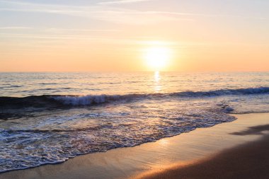 Denizde güzel gün batımı. Sandy beach.
