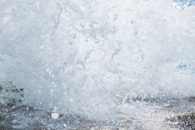 Bir taş kırma dalgalar deniz. Portre