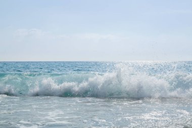 Güzel dalgalar deniz üzerinde. Deniz manzarası