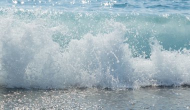 Akdeniz güzel büyük bir dalga. Arka plan.