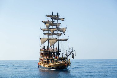 Gemi denizde turistlerle korsan. Gezi