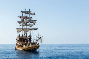 Gemi denizde turistlerle korsan. Gezi