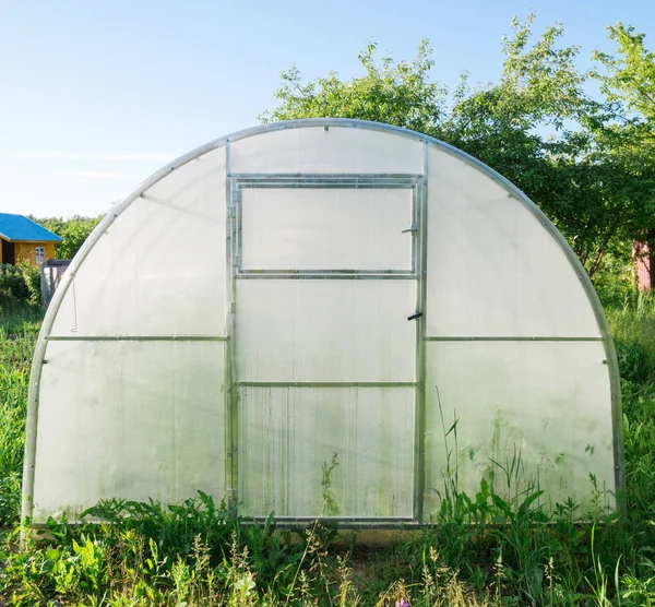 Invernadero Policarbonato Es En El Jardín Foto de stock y más banco de  imágenes de Agricultura - Agricultura, Aire libre, Ajardinado - iStock