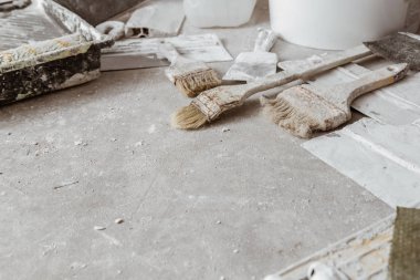 Odalar beton zemin kaplama için araçları. Arka plan