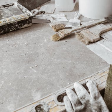 Odalar beton zemin kaplama için araçları. Arka plan