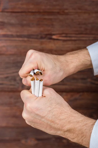 Člověk Konce Cigarety Polovinu Protikuřácké Koncept — Stock fotografie