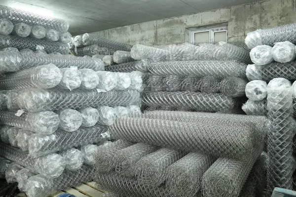 Metal kafes içinde rulo hisse senedi. Yeni ürün.