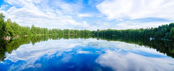 Güzel göl su gökyüzünün yansıması ile