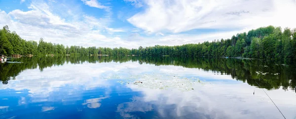 Güzel göl su gökyüzünün yansıması ile