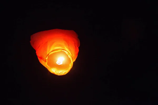 Çince el feneri gece gökyüzünde. Mucize ve kurtuluş sembolü.
