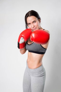 Boks eldivenleri beyaz bir arka plan üzerinde sportif seksi kız. Tam isabet.