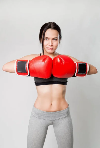 Красивая Спортивная Девушка Красных Боксёрских Перчатках Белом Фоне — стоковое фото