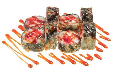 Peynir, havyar tobiko, sos ve tavuk ile sıcak kızarmış suşi roll. Beyaz arka plan üzerinde izole. Menü Japon yemekleri.