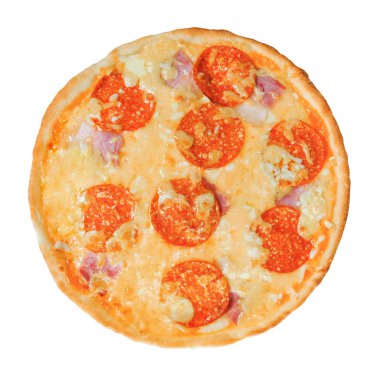 Sosis biber, pastırma ve peynir mozzarella ile iştah açıcı pizza. Beyaz arka planda yalıtılmış.