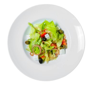 Bir tabakta zeytin, soğan, beyaz peynir, marul ve domates ile Yunan salatası. Beyaz arka planda yalıtılmış.