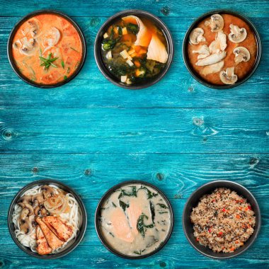 Geleneksel Asya yemekleri siyah kase. Mavi ahşap arka plan kopya alanı ile. En baştan görüntülemek.