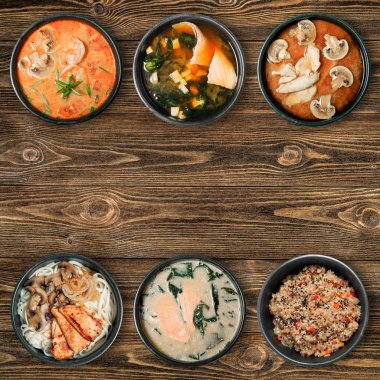 Siyah kase lezzetli Asya yemekleri. Kahverengi ahşap arka plan kopya alanı ile. En baştan görüntülemek.