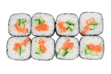 Suşi roll somon ve salatalık ile. Beyaz arka plan üzerinde izole. İştah açıcı Japon çanak.