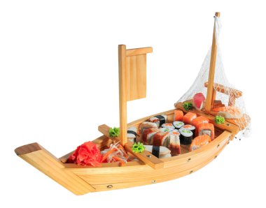 Suşi kümesi bir ahşap gemi alır. Yaratıcı hizmet yemekleri. Menü.