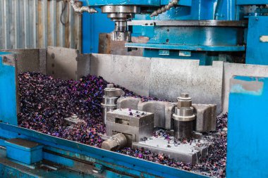 Eski makine çok renkli metal talaş ile. Metal işleme.