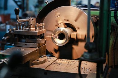 CNC Torna işlemleri ayrıntılı metal. Otomatik üretim.