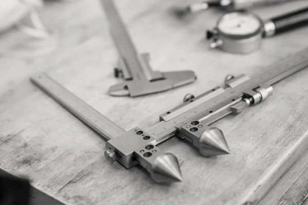 Metaal Meetinstrumenten Een Houten Tafel Controle Van Kwaliteit Van Product — Stockfoto