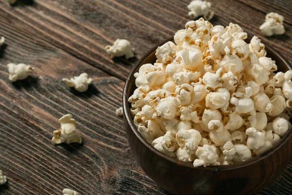 Popcorn Einer Schüssel Auf Alten Holzbrettern Nahaufnahme — Stockfoto