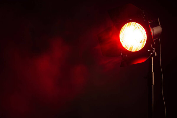 Оборудование для фотостудии. Красный свет с дымом в темноте
.