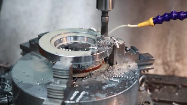 Bohrmaschine macht ein Loch in das Metallprodukt. — Stockvideo