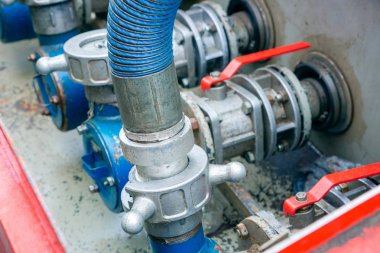 Benzin istasyonundaki tanka yakıt boşaltma.