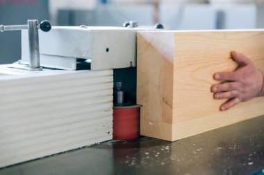 Makinede ahşap kirişlerin işlenmesi.