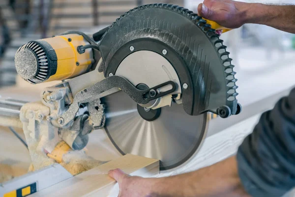 Worker cuts a wooden beam circular saw. — Stock Photo, Image