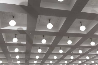 Ziyafet salonunda güzel bir tavan. Çağdaş iç tasarım.