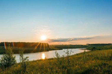 Gölde gün batımı. Güzel huzurlu manzara
