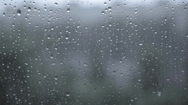 Pencereye yağmur damlaları düşer. Güzel arka plan..